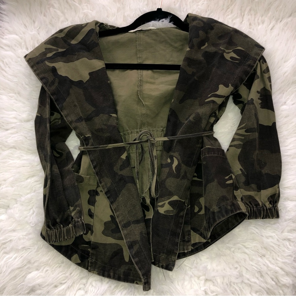 Girls Camouflage Wrap Jacket • Size S